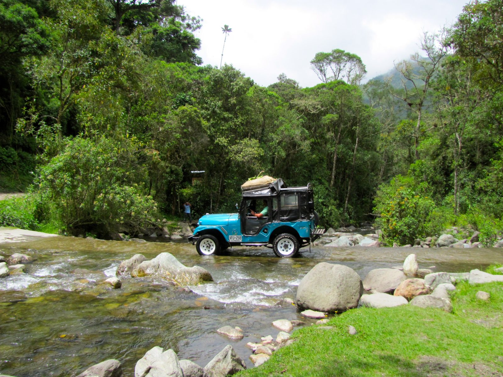 A jeep crosses a stream in the Valle de cocora
